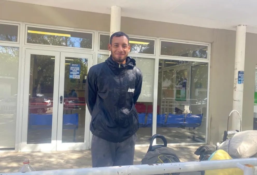 Emanuel tiene 29 años, es de Buenos Aires, y llegó a Viedma por referencias