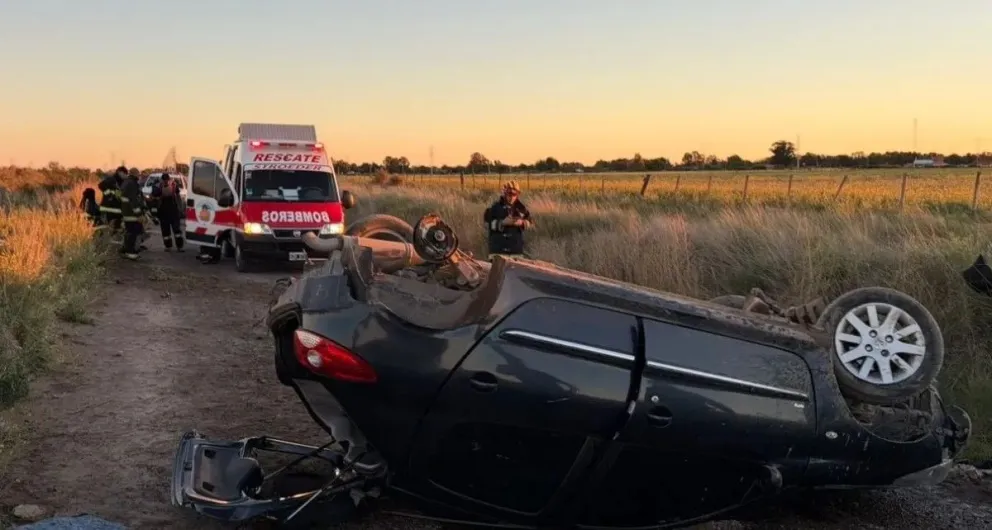 El vehículo terminó con sus ruedas mirando al cielo. 