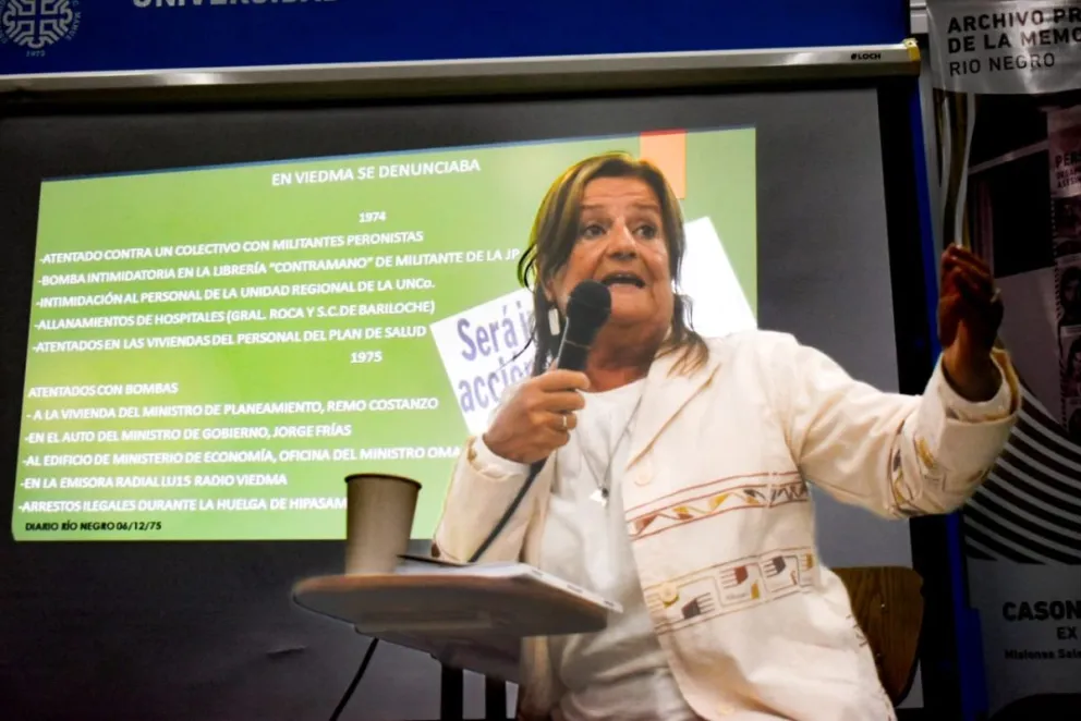 Scalzo junto a su obra, que aporta pruebas concretas sobre la represión sistemática. Fotos: Vanesa Schwemmler.