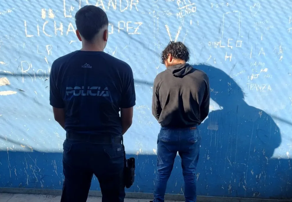 El hombre, vinculado a diversos delitos, fue atrapado tras una persecución.