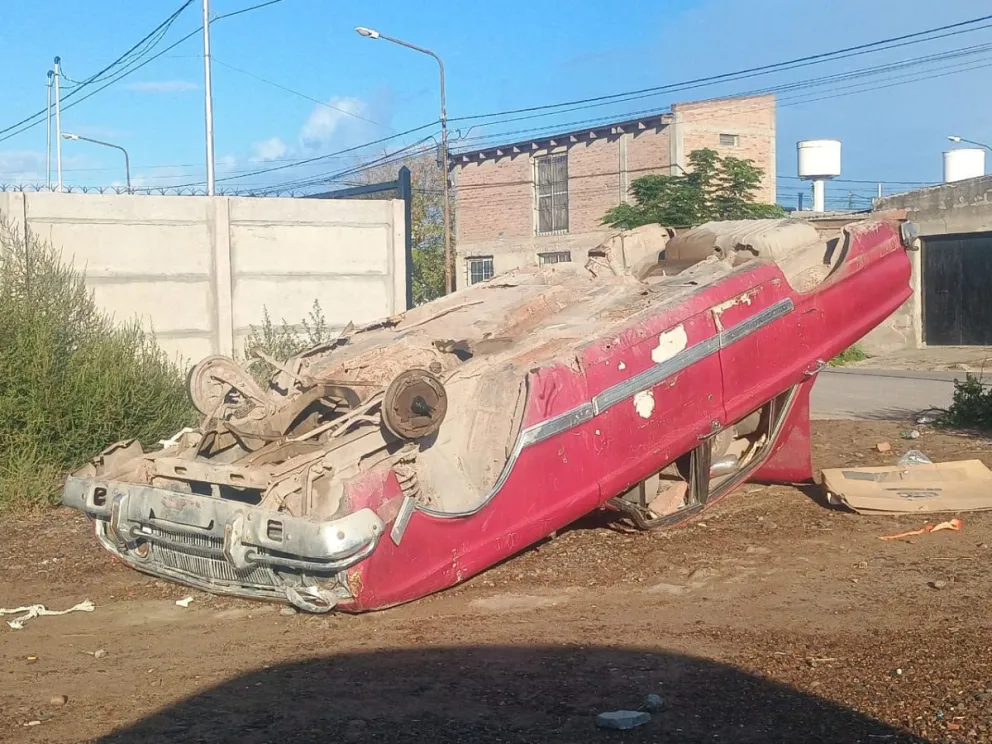 Auto en estado de abandono en el barrio Castello de Viedma. Fotos Vanesa Schwemmler NoticiasNet. 