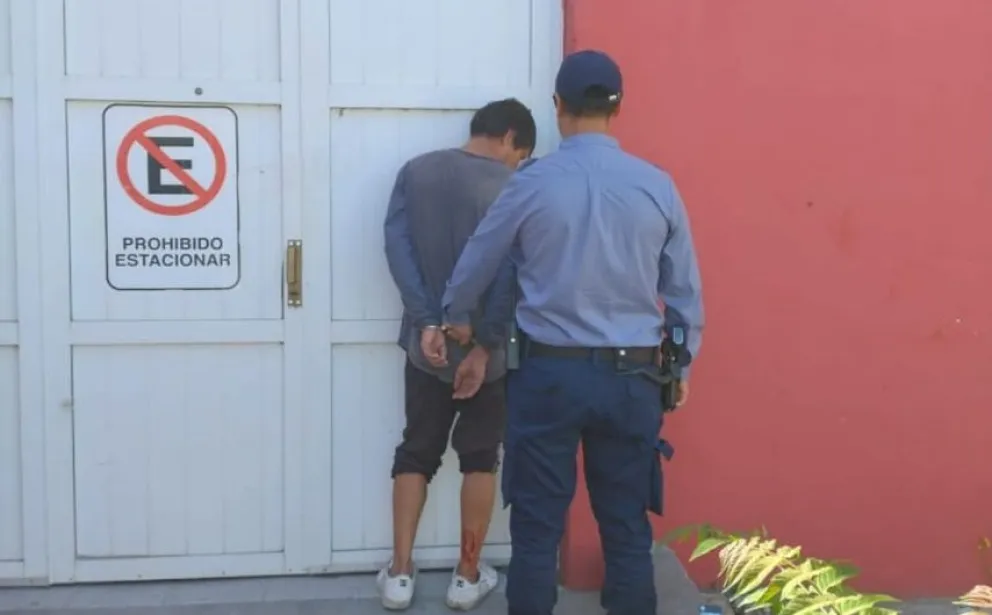 Lo localizaron a pocas cuadras, mientras intentaba deshacerse de la evidencia.