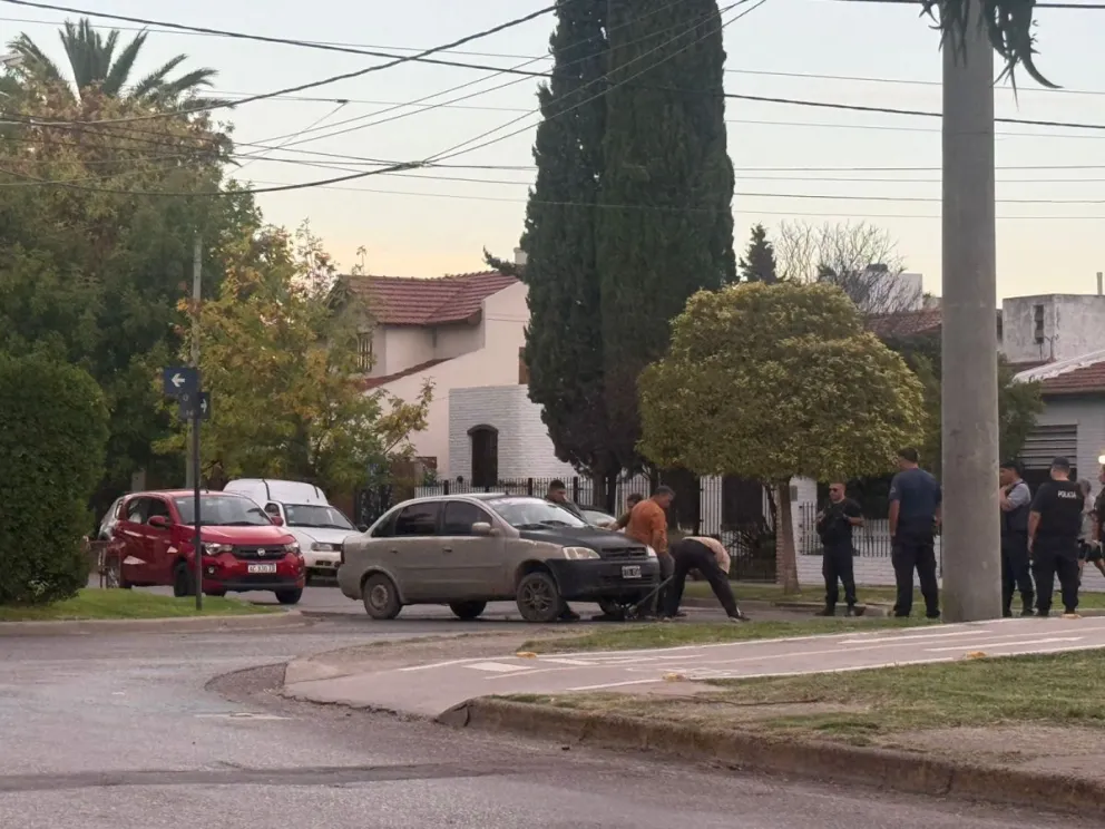 Auto afectado en la zona de Alem y Boulevard Ituzaingó. Fotos NoticiasNet. 