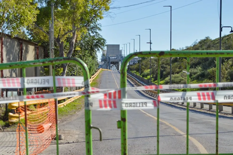 Puente cortado, al menos y en la práctica para los automovilistas. Foto Emanuel Mirenghi para NoticiasNet.