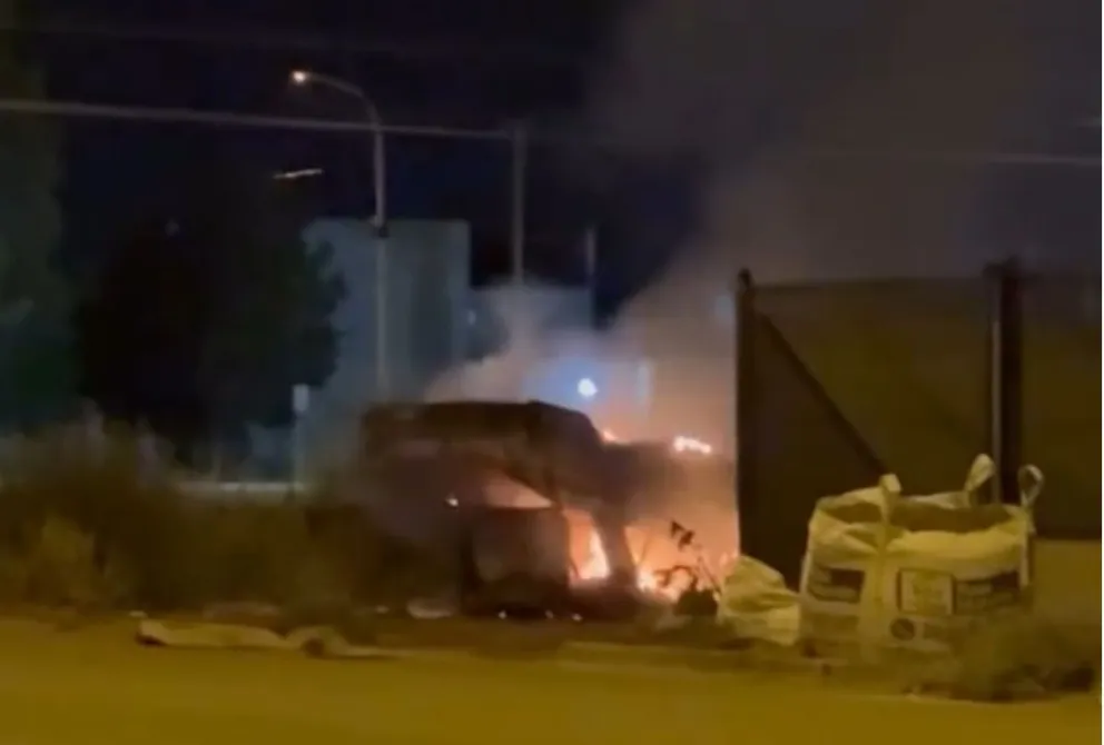 Así murió un poco más el vehículo. Imágenes de gentileza.