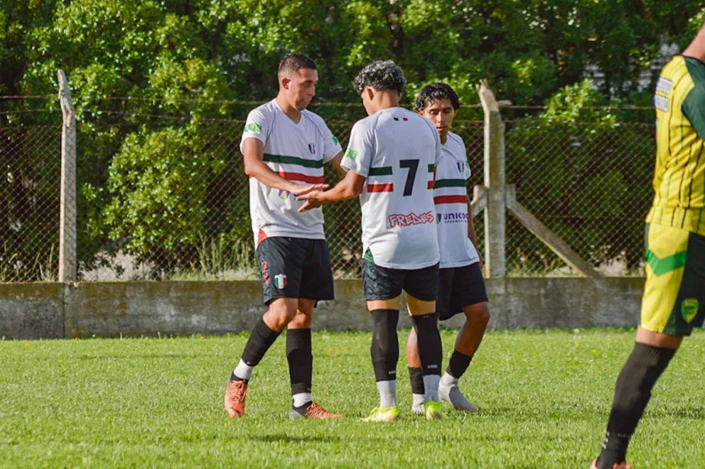 Se jugó la segunda de la Liga Rionegrina. Fotos: Emanuel Mirenghi para NoticiasNet.