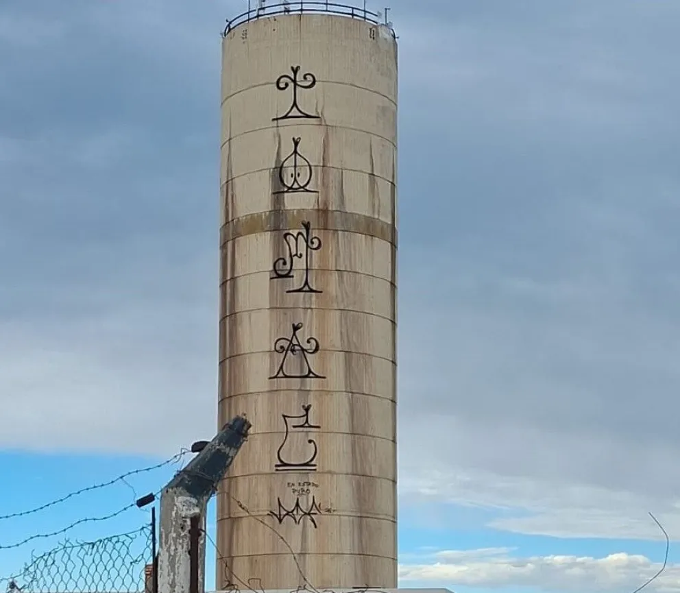 Los símbolos aparecieron en los primeros días del mes pasado. Fotos gentileza Informativo Hoy.