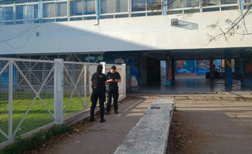 Los uniformados debieron acudir nuevamente este lunes ante nuevos reportes de peleas. (Foto archivo)