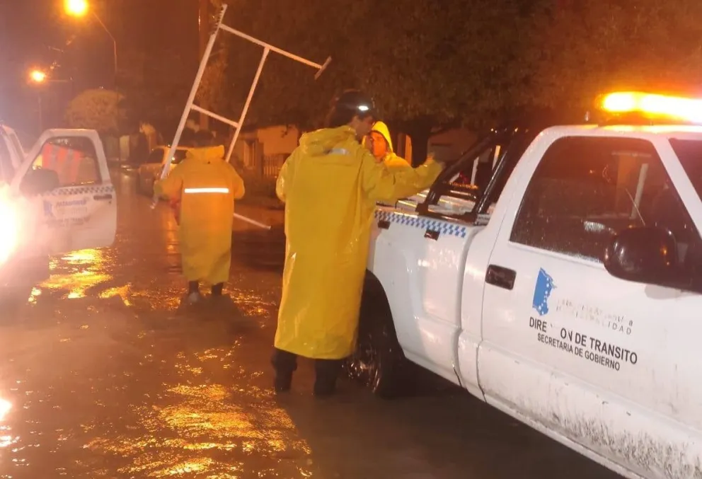 Los operativos se extendieron hasta la madrugada para asistir a los vecinos inundados.