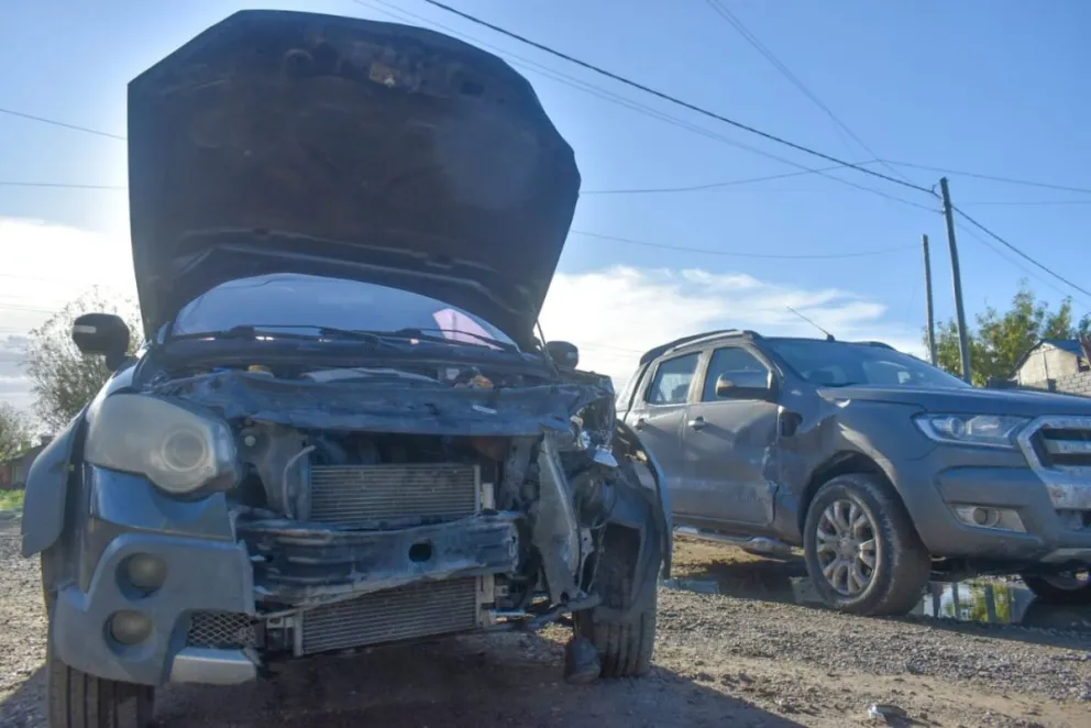 Los vehículos involucrados en el siniestro, detrás del boulevard Celedonio Miguel. Fotos Vanesa Schwemmler para NoticiasNet.