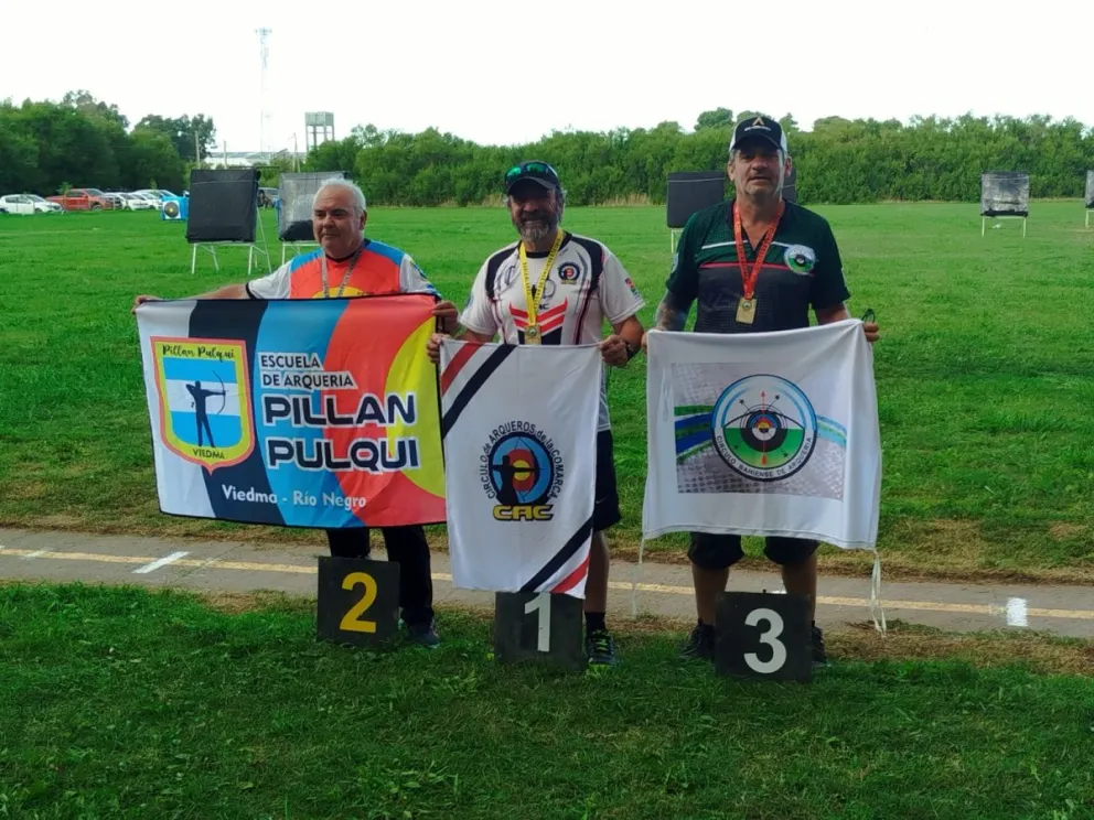 La delegación viedmense en el podio. Fotos gentileza. 