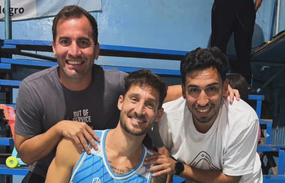 "Beby" Morales y "bocha" Ponce, acompañando a Mazzola en su debut. 