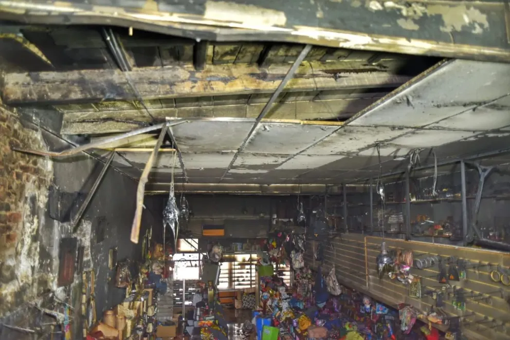 Incendio y saqueo en el tradicional comercio "La Esquina de Bottazi". Foto gentileza.