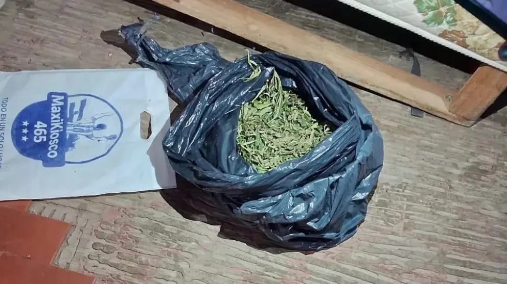 El trabajo coordinado permitió llevar adelante el allanamiento en Viedma. Fotos Policia de Río Negro. 
