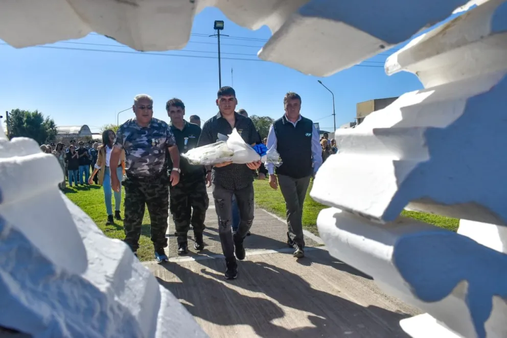 Los veteranos de Malvinas fueron acompañados por un buen número de vecinos fotos: Vanesa Schwemmler. 