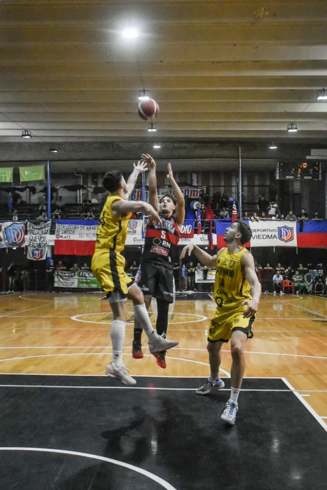 Deportivo Viedma se puso en ventaja. Fotos: Vanesa Schwemmler para NoticiasNet.