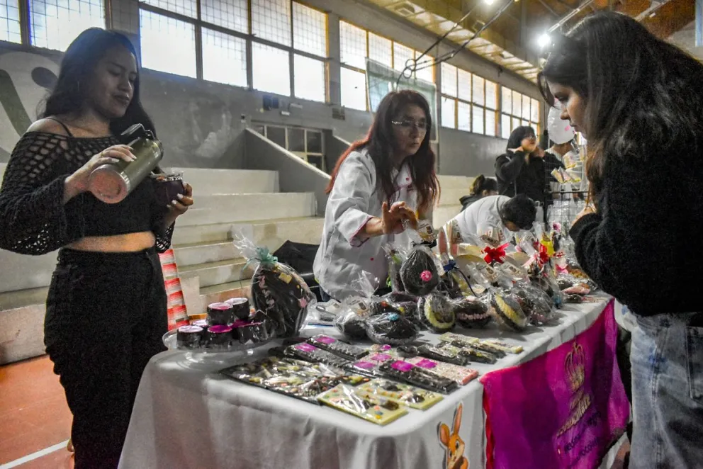   El domingo se realizará el rompimiento del huevo gigante elaborado por chocolateros de Viedma. Fotos Vanesa Schwemmler.