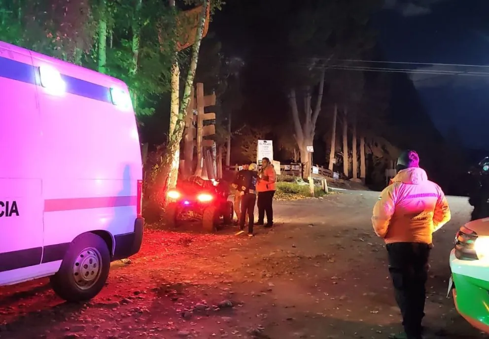 Fue trasladada en un cuatriciclo hasta una ambulancia. Foto gentileza Policía de Río Negro.