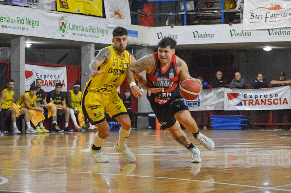 Deportivo Viedma ganó de local ante Centenario y quedó dos juegos arriba. Foto: Emanuel Mirenghi
