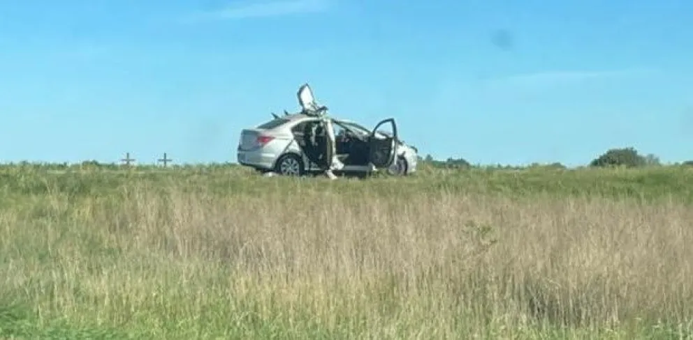 En el vehículo iban tres ocupantes. Quedó virtualmente destrozado. Foto gentileza.