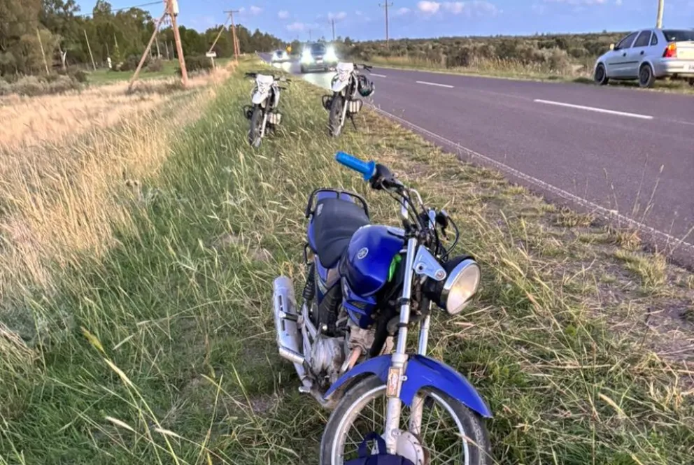 La moto en la banquina mientras se realizaba el narcotest. Foto gentileza.