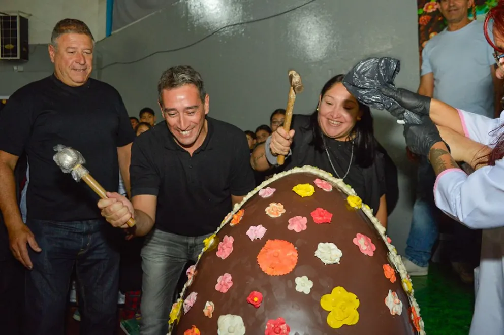 El intendente Castro y la concejal Alan, junto con los chocolateros, rompieron el huevo de Pascua gigante - fotos: Emanuel Mirenghi. 