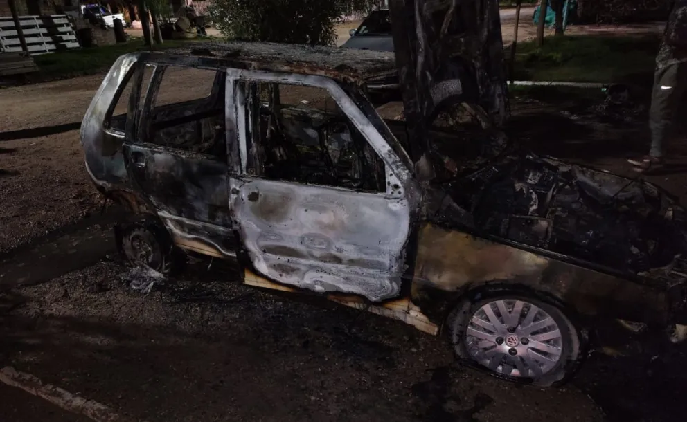 El vehículo fue consumido por las llamas. 