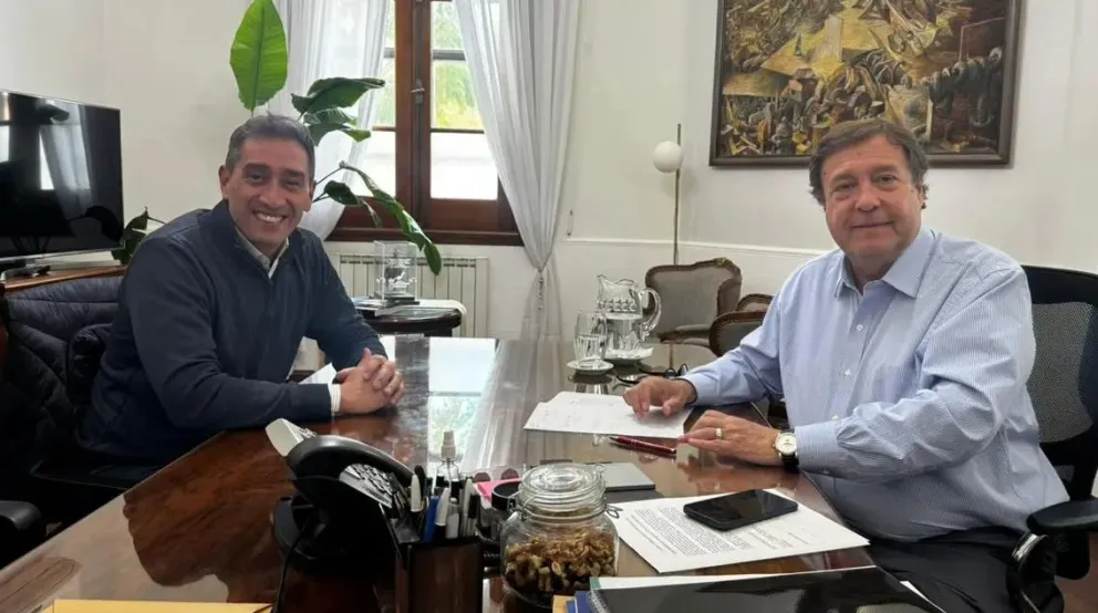 El gobernador Weretilneck y el intendente Castro, durante su encuentro de trabajo.