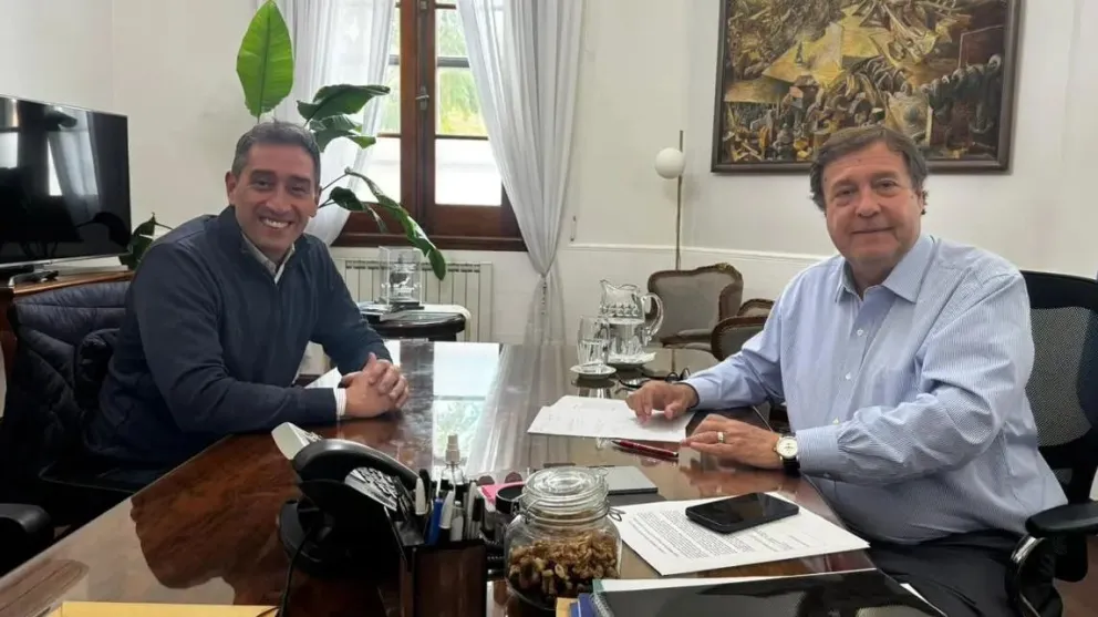 El gobernador Weretilneck y el intendente Castro, durante su encuentro de trabajo.