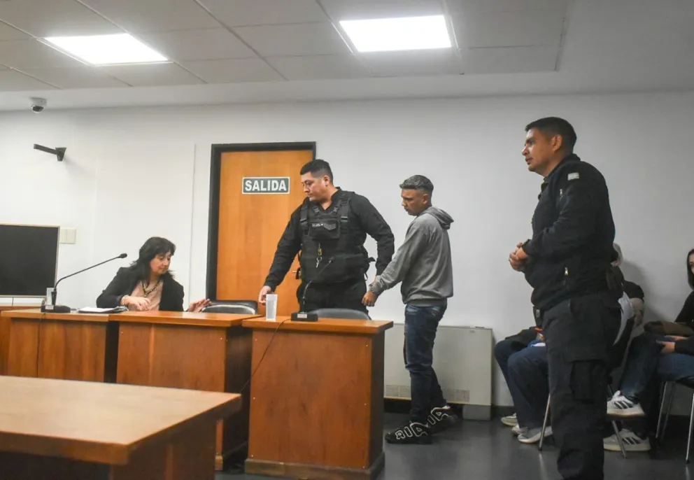 Mauricio Ezequiel Figueroa llegó esposado a la sala de tribunales y se fue en la misma condición. Fotos NoticiasNet. 