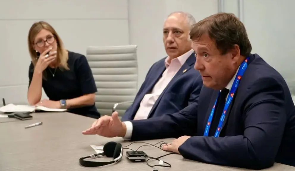 El gobernador Weretilneck durante la reunión con autoridades de Fortuna Mining y representantes de Trendix Mining.