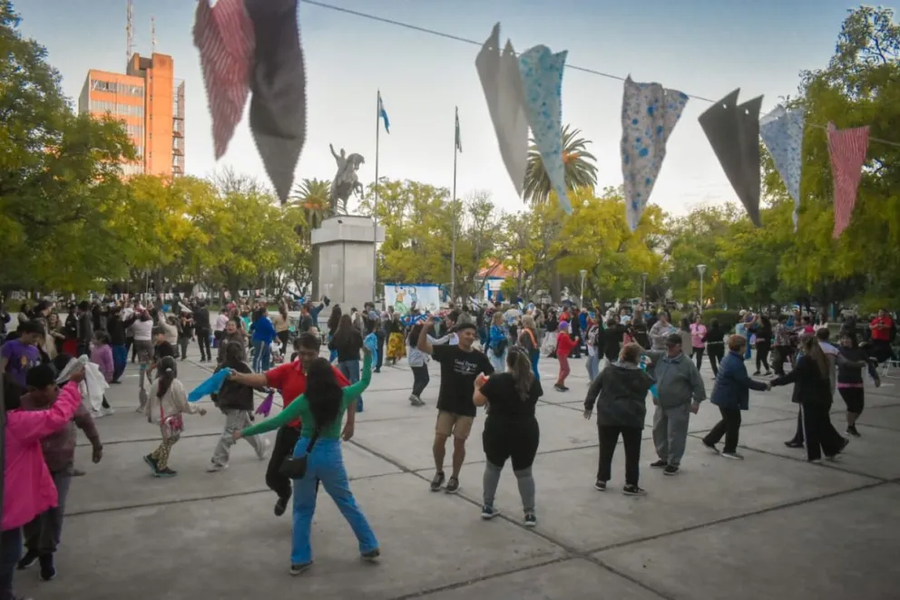 La música y el baile se fundieron en un solo sentimiento compartido. Fotos: Vanesa Schwemmler.