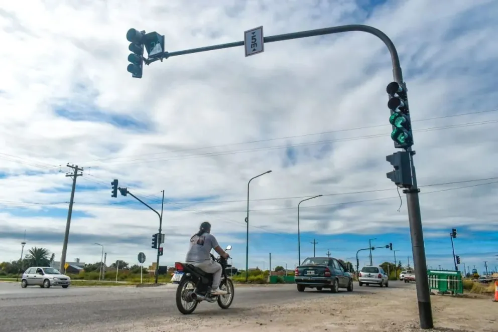 Semáforo con algunos problemas en avenida Perón y boulevard Ituzaingó. Fotos NoticiasNet. 