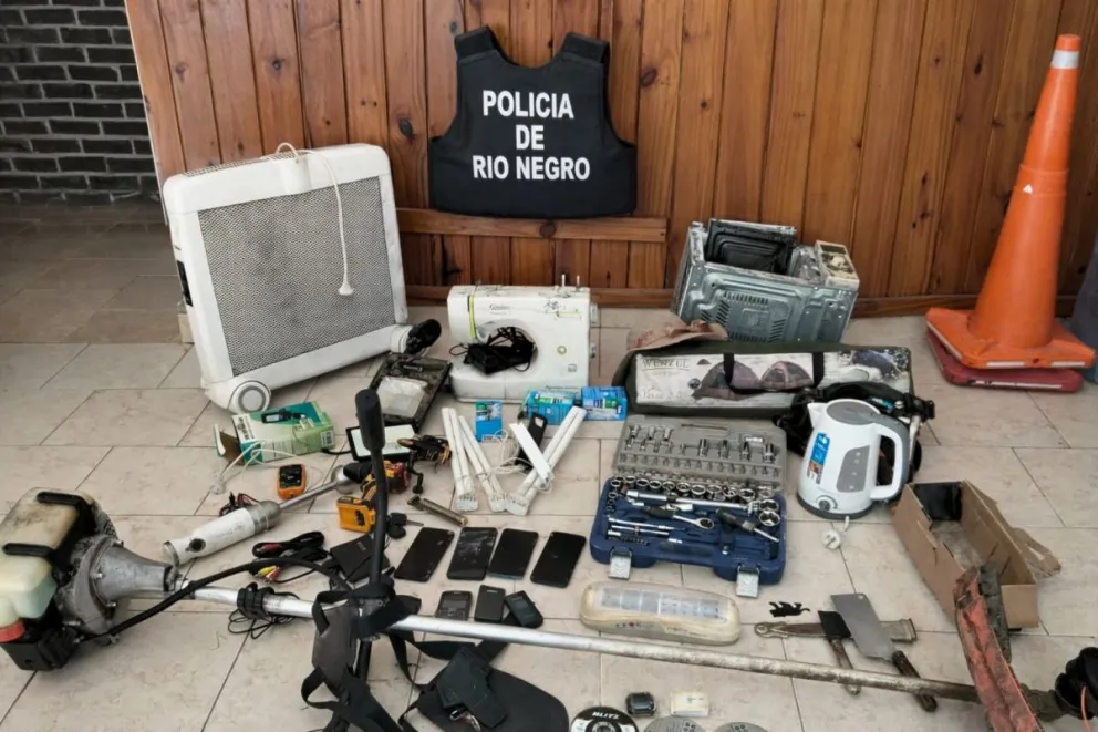Parte de los elementos secuestrados por personal de la Subcomisaría de El Cóndor. Foto Policía de Río Negro. 