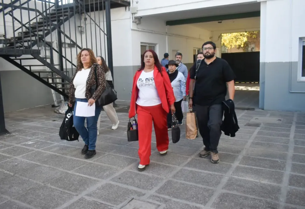 Delegación paritaria de los docentes arriban a Rivadavia 55. Fotos Vanesa Schwemmler.
