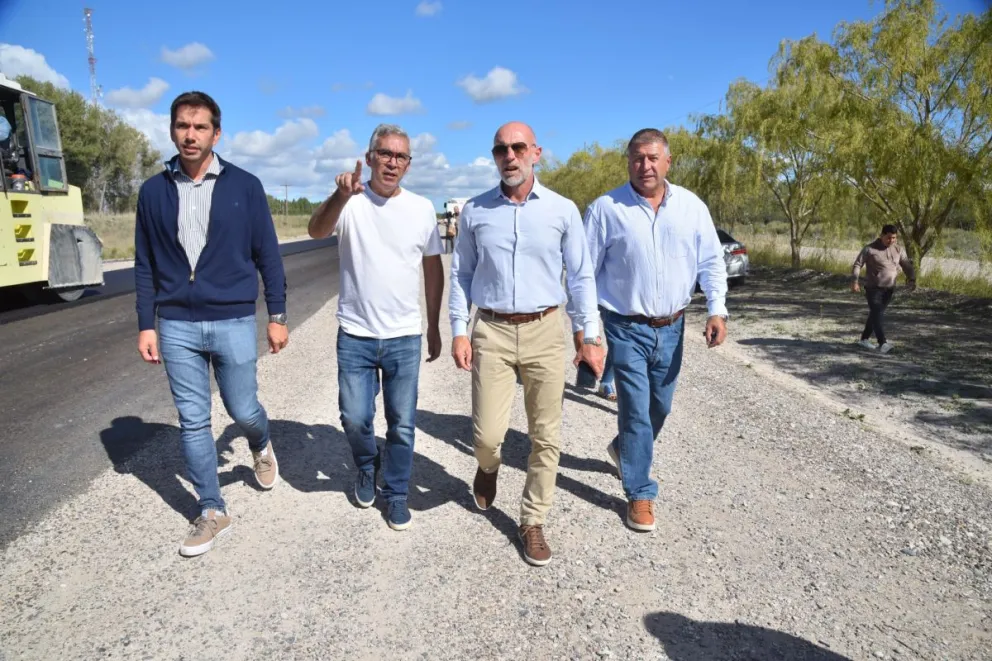 El ministro junto al presidente del bloque de legisladores de JSRN, el ministro Echarren; entre otros, integraron la comitiva oficial.