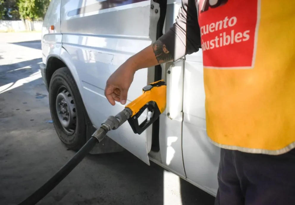 Distintos precios de combustibles en estaciones de servicio de Viedma. Fotos Vanesa Schwemmler/ NoticiasNet. 