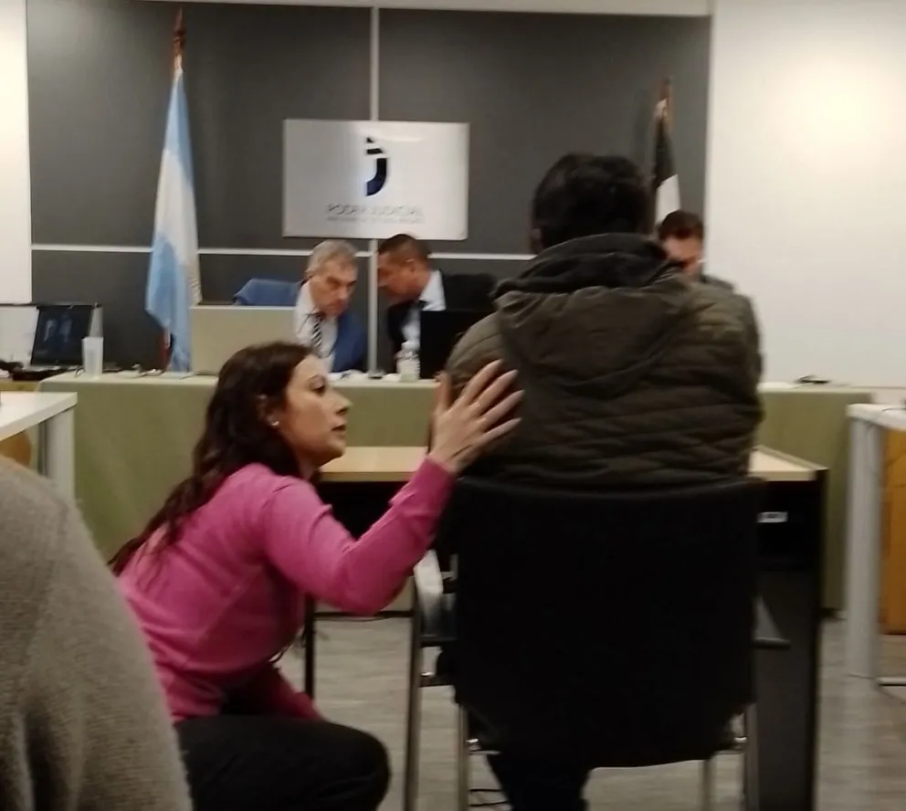 Una integrante del cuerpo especializado conteniendo a una víctima en el marco de un juicio por intento de homicidio. Foto: archivo.