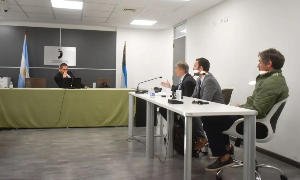 El juez, Marcelo Chironi, escuchando el relato del abogado Manuel Maza. Fotos: NoticiasNet.