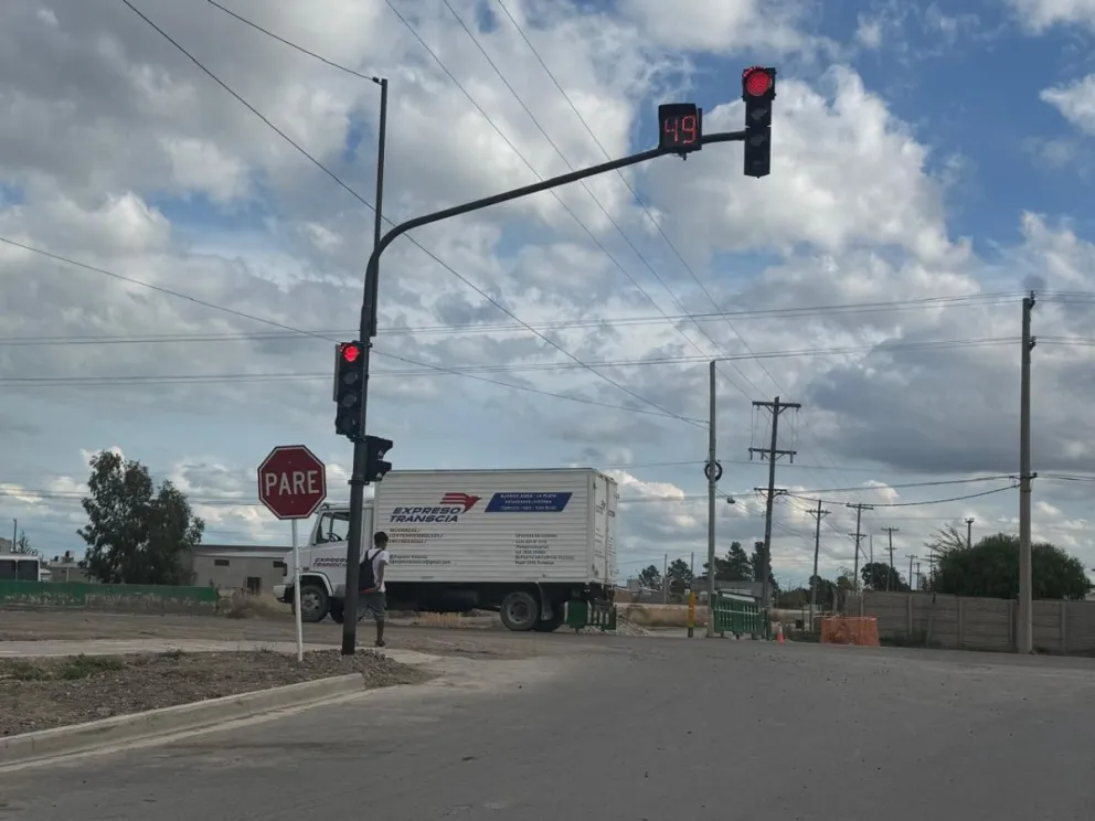 Semáforos en Avenida Perón y Boulevard Ituzaingó. Foto NoticiasNet. 