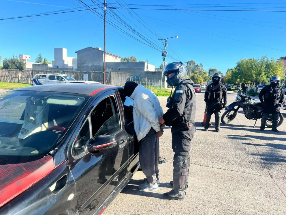 Detenido tras un robo en un complejo de la calle Periodistas Argentinos de Viedma. Fotos Policía de Río Negro. 
