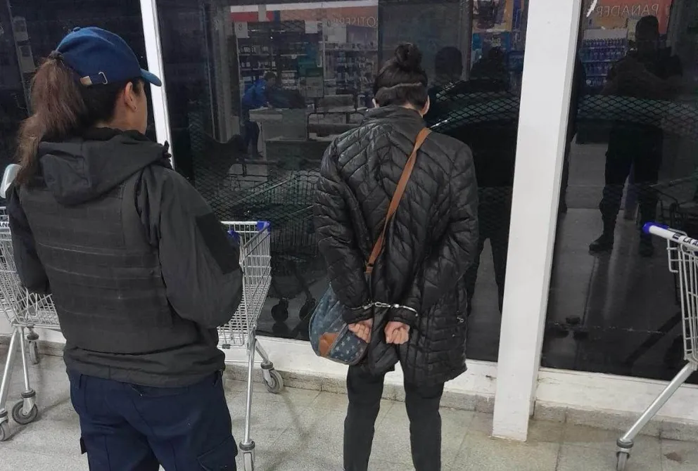 La persona fue detenida por el personal policial luego de que se activara la alarma por productos impagos. Foto: gentileza 