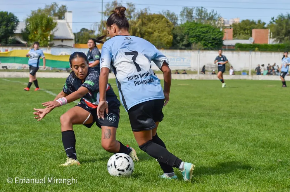 Será la primera fecha de duelos cruzados entre ambas secciones de la Liga Rionegrina de Fútbol. Foto archivo Emanuel Mirenghi. 