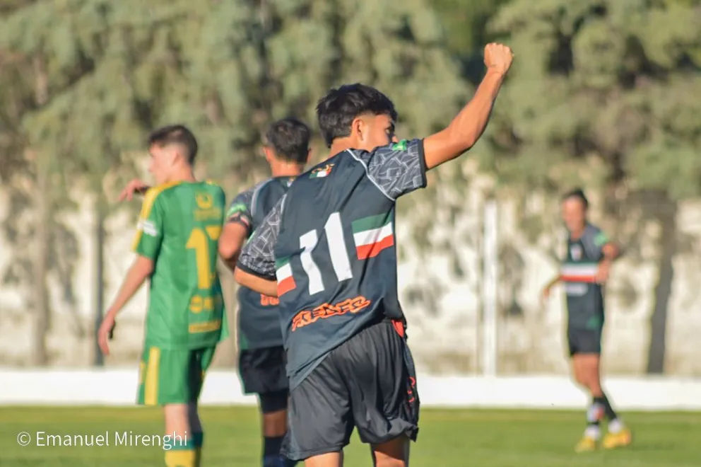 Deportivo Patagones le mete presión a Villalonga. Fotos: Emanuel Mirenghi para NoticiasNet.