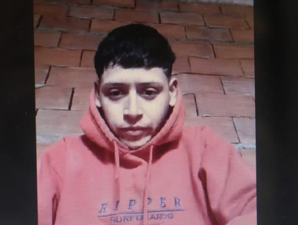 Kevin Guananja, escuchando el relato del fiscal. Si tiene buena conducta, no irá preso. Foto: captura de pantalla.