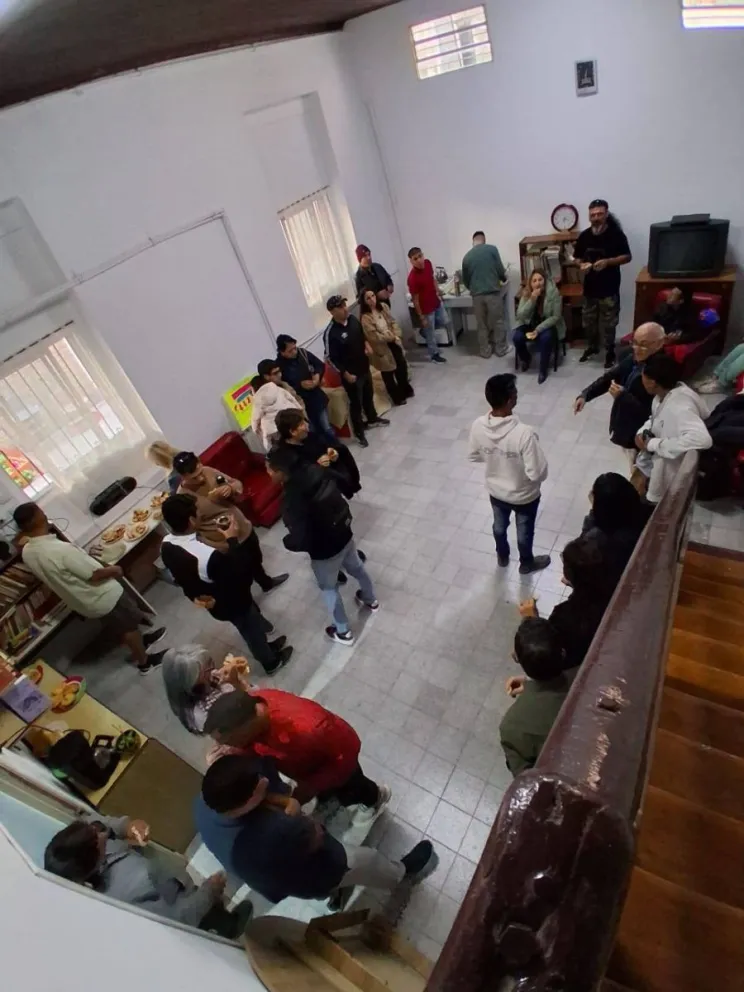 Está orientado a personas mayores de 18 años que atraviesan situaciones de vulnerabilidad.