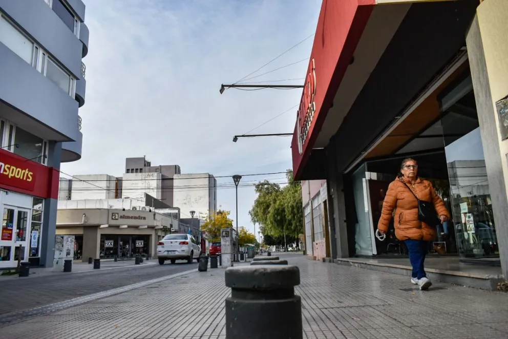 El pronóstico anticipa jornadas con temperaturas bajas, cielo variable y presencia de fuertes vientos en la capital rionegrina y la región. Para el viernes no se descartan lluvias hacia la noche. Foto: Archivo.