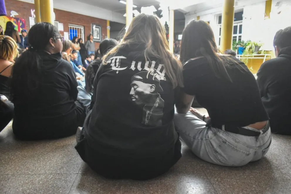 Inusual movimiento frente a cierta desorganización del contratista del Estado. Fotos Vanesa Schwemmler para NoticiasNet. 