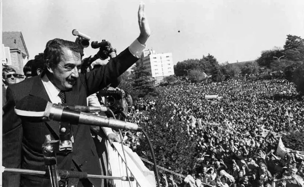 El ex presidente Raúl Alfonsín saludando a miles de personas en la capital rionegrina.