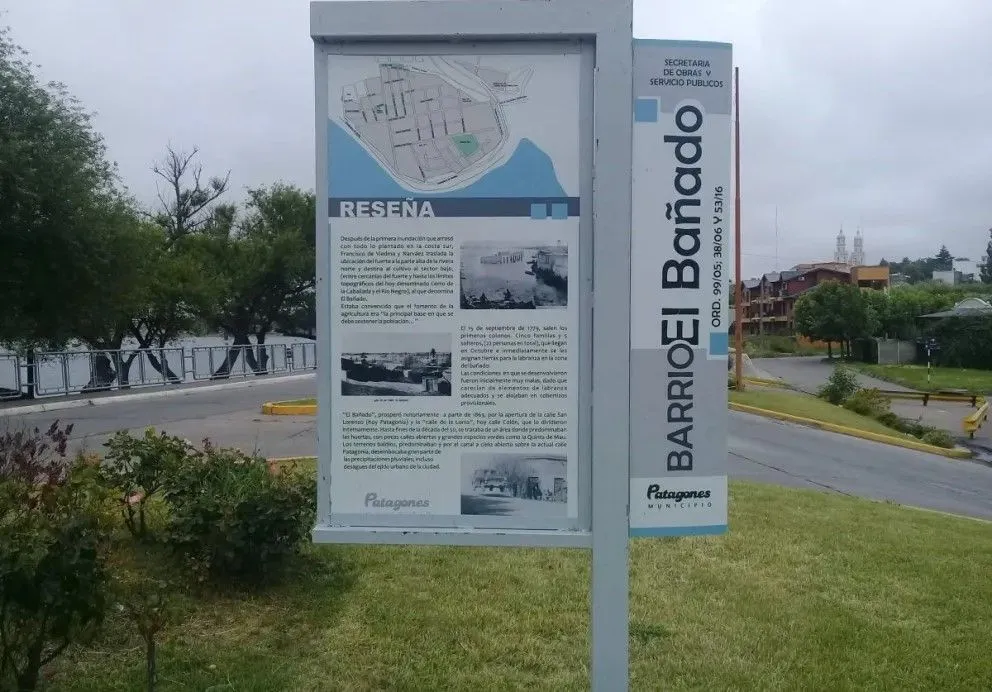 El barrio está ubicado a pocos metros del río Negro, en la costanera maragata. 